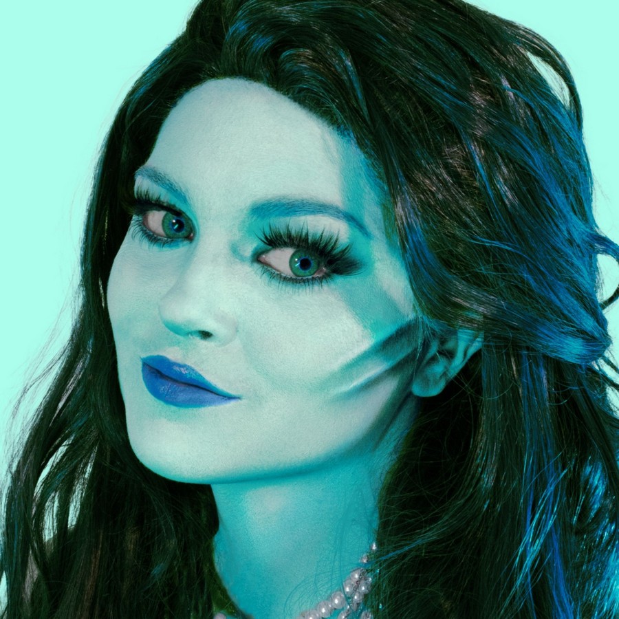 Fantasy look met turquoise huid, blauwe accenten en parelketting, geschminkt met Mehron Paradise Makeup AQ™ Pastel Teal (40 gram).