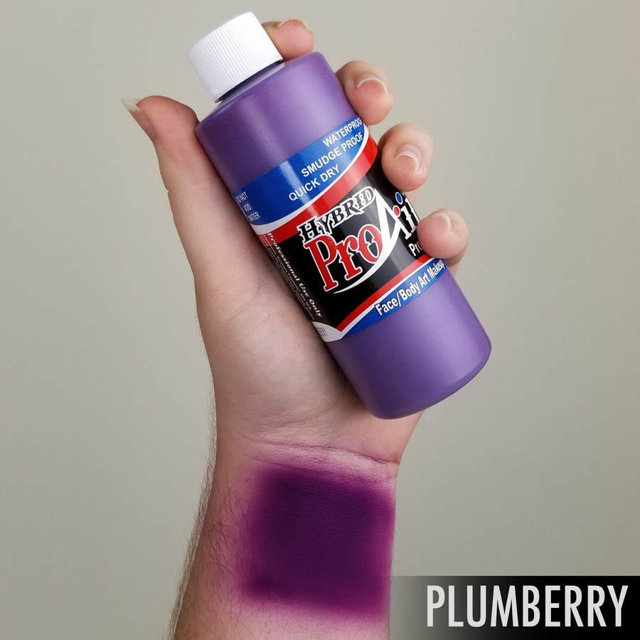 ProAiir Hybrid Plumberry – arm swatch van de diepe paarse airbrush schmink ProAiir Hybrid Plumberry arm swatch toont diepe paarse kleur, watervaste airbrush schmink op alcoholbasis, geschikt voor creatieve of fantasylooks, verkrijgbaar bij SchminkenGrime.nl