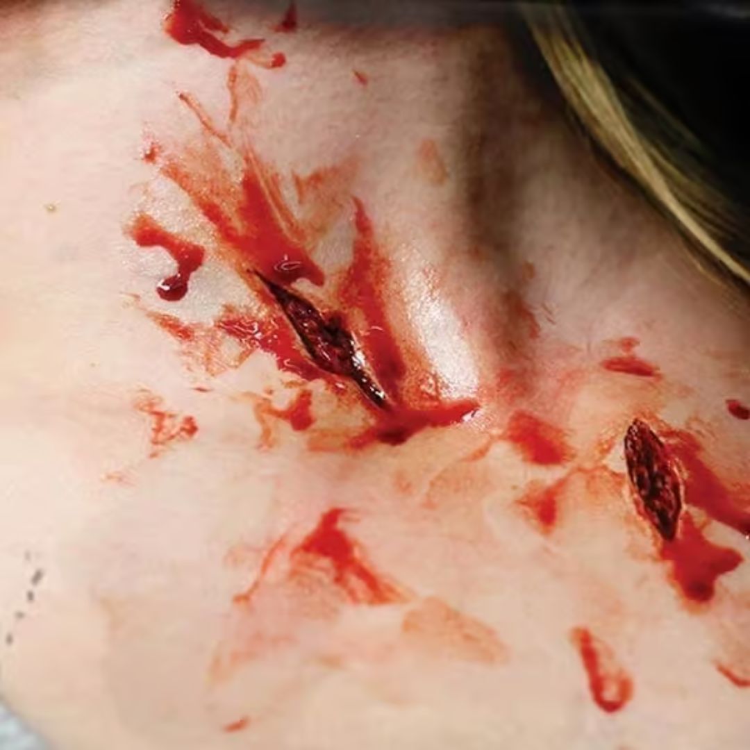 Shanked 3D FX Transfer aangebracht, verkrijgbaar bij SchminkenGrime.nl Tinsley Transfers Shanked 3D FX Transfer aangebracht op de huid, realistische wond, verkrijgbaar bij SchminkenGrime.nl