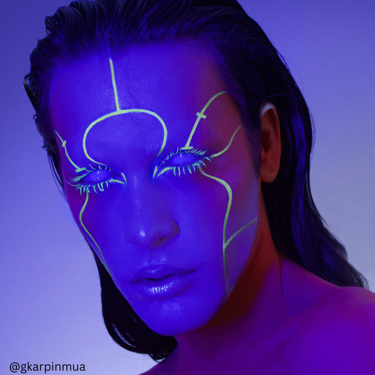Mehron Liquid Makeup Glow-in-the-Dark (135ml) op de huid aangebracht, laat het oplichtende effect in het donker zien, perfect voor Halloween en special effects, verkrijgbaar bij SchminkenGrime.nl
