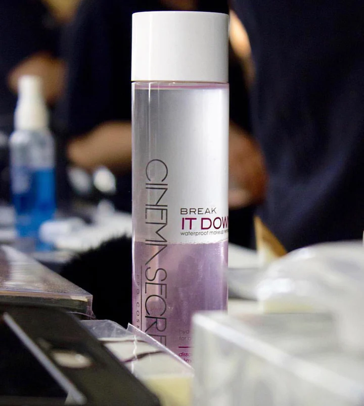 Detailopname van Cinema Secrets Break It Down waterproof make-up remover 125ml, milde en effectieve formule voor gevoelige huid, verkrijgbaar bij SchminkenGrime.nl