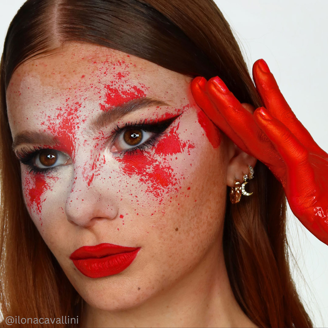 Mehron Liquid Makeup Red 135ml op de huid, krachtige rode kleur, verkrijgbaar bij SchminkenGrime.nl Mehron Liquid Makeup Red (135ml) aangebracht op de huid, toont de intense rode kleur met volledige dekking, perfect voor facepaint, horrorlooks en SFX, verkrijgbaar bij SchminkenGrime.nl