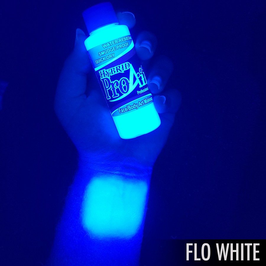 ProAiir Hybrid Flo White Glow – arm swatch van de UV-reactieve witte schmink ProAiir Hybrid Flo White Glow arm swatch toont UV-reactieve witte airbrush schmink, perfect onder blacklight, verkrijgbaar bij SchminkenGrime.nl