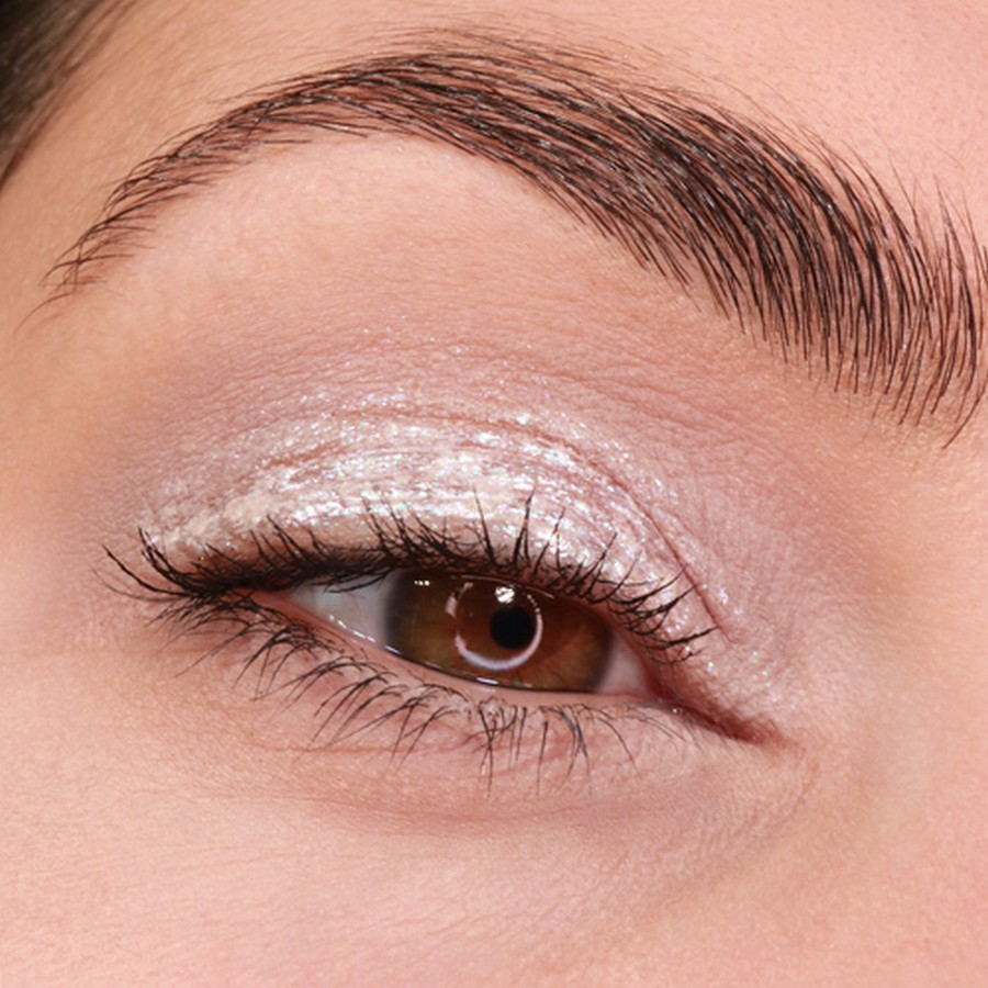 Vloeibare oogschaduw Grimas Dazzling Diamond op de huid aangebracht – metallic witte tint met een intense glans, verkrijgbaar bij SchminkenGrime.nl