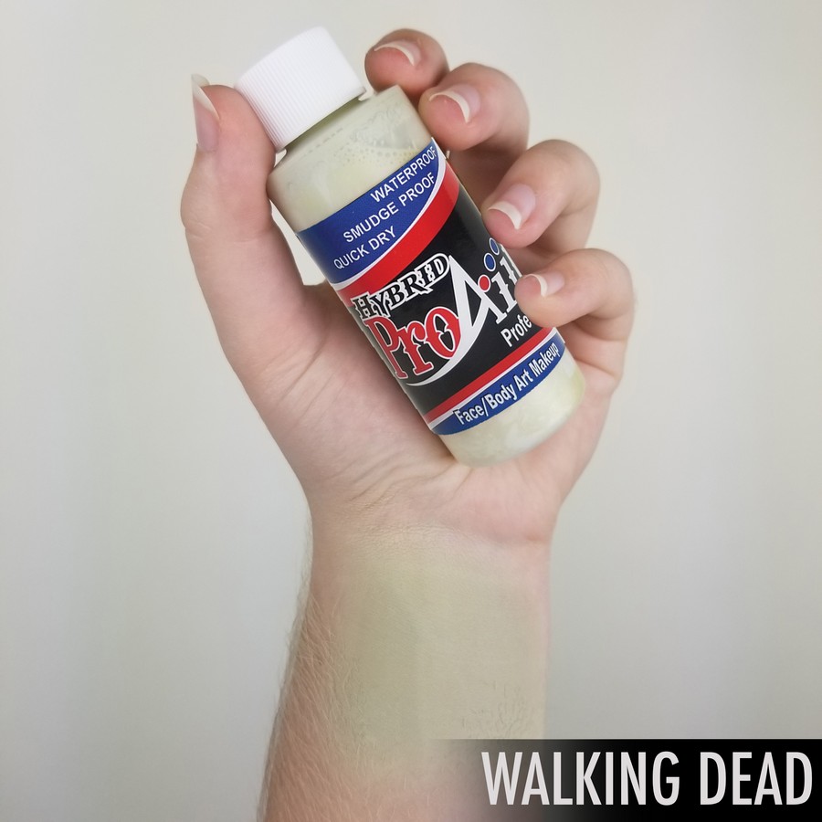 ProAiir Hybrid Walking Dead – arm swatch van de groenige grauwe zombie schmink ProAiir Hybrid Walking Dead arm swatch toont zombieachtige grauwe tint, ideaal voor undead- en horrorlooks, watervaste schmink, verkrijgbaar bij SchminkenGrime.nl