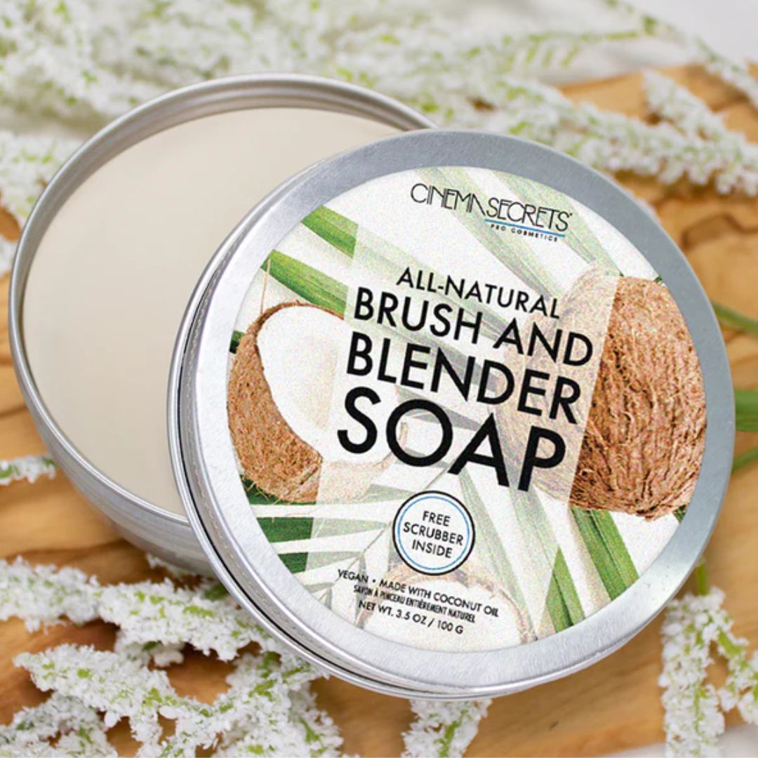 Cinema Secrets Vegan Cocos Brush & Blender Soap, plantaardige vaste zeep met frisse kokosgeur, geschikt voor het reinigen van make-up penselen en beautyblenders, verkrijgbaar bij SchminkenGrime.nl