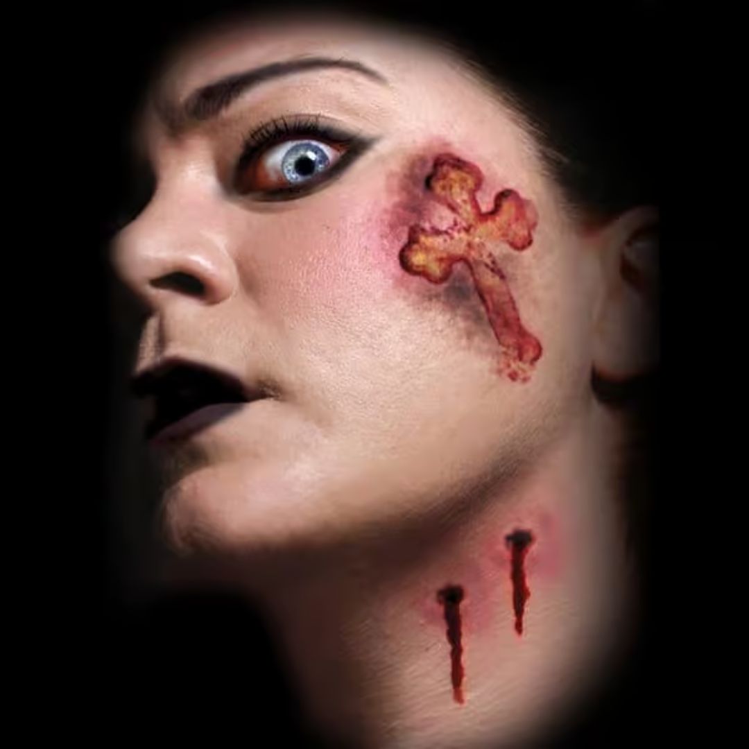 Tinsley Transfers Vampire Kiss Tattoo met realistische vampierbeet, tijdelijk plaktattoo voor Halloween, verkrijgbaar bij SchminkenGrime.nl