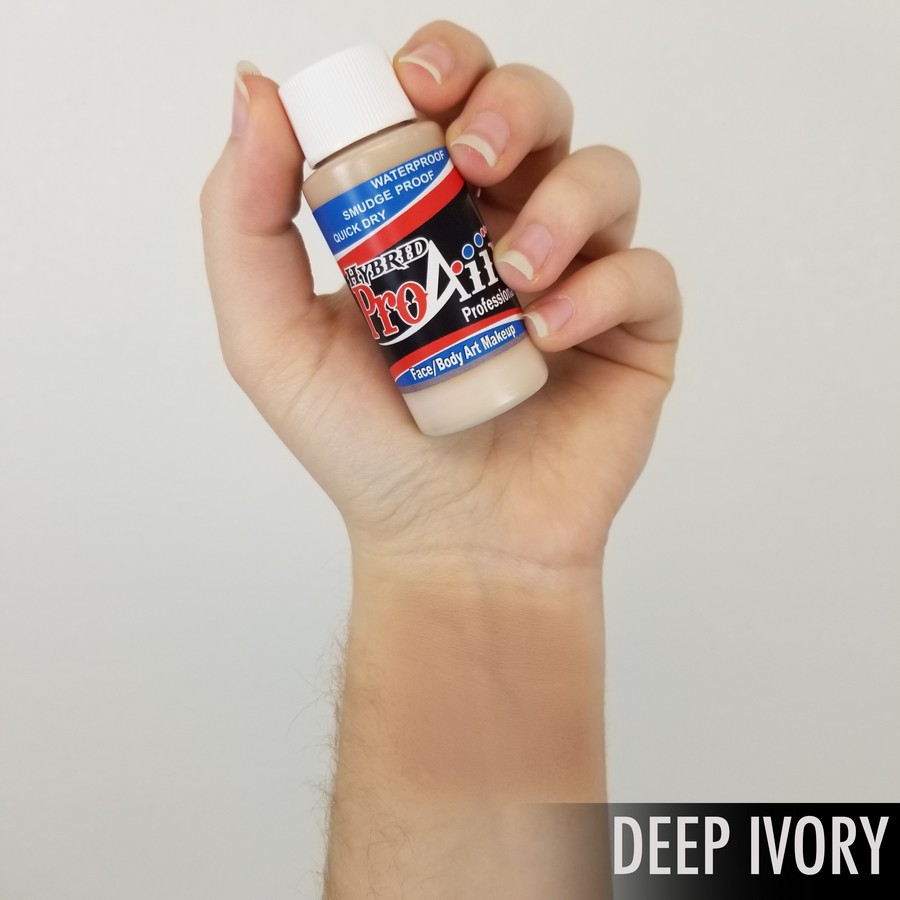 ProAiir Hybrid Deep Ivory – arm swatch van de ivoorkleurige airbrush schmink ProAiir Hybrid Deep Ivory arm swatch toont ivoorkleurige airbrush schmink, geschikt als neutrale huidkleur voor lichte huidtinten, verkrijgbaar bij SchminkenGrime.nl