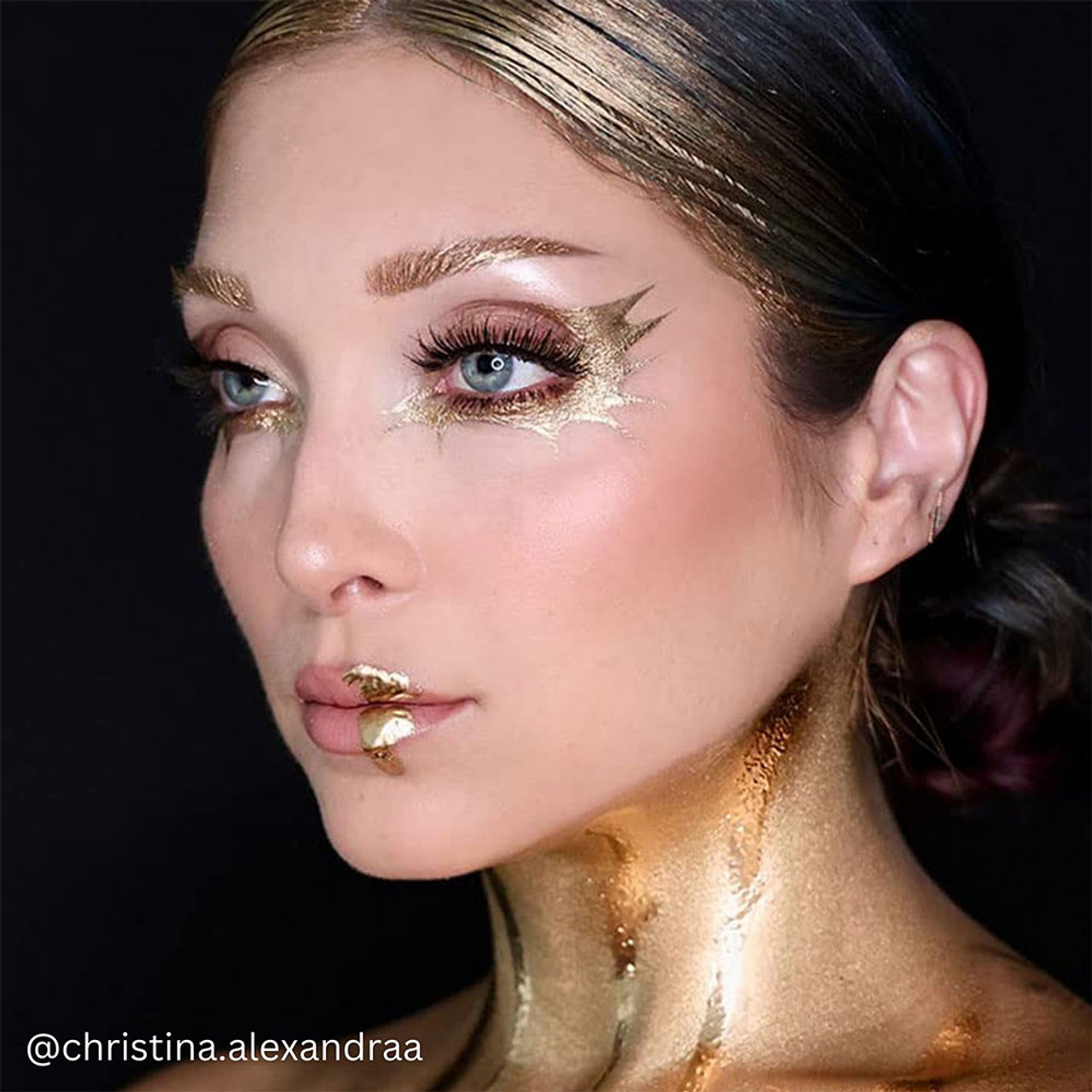 Mehron Metallic Powder Gold look – shop deze look bij SchminkenGrime.nl Make-up voorbeeld met Mehron Metallic Powder Gold – te bestellen bij SchminkenGrime.nl
