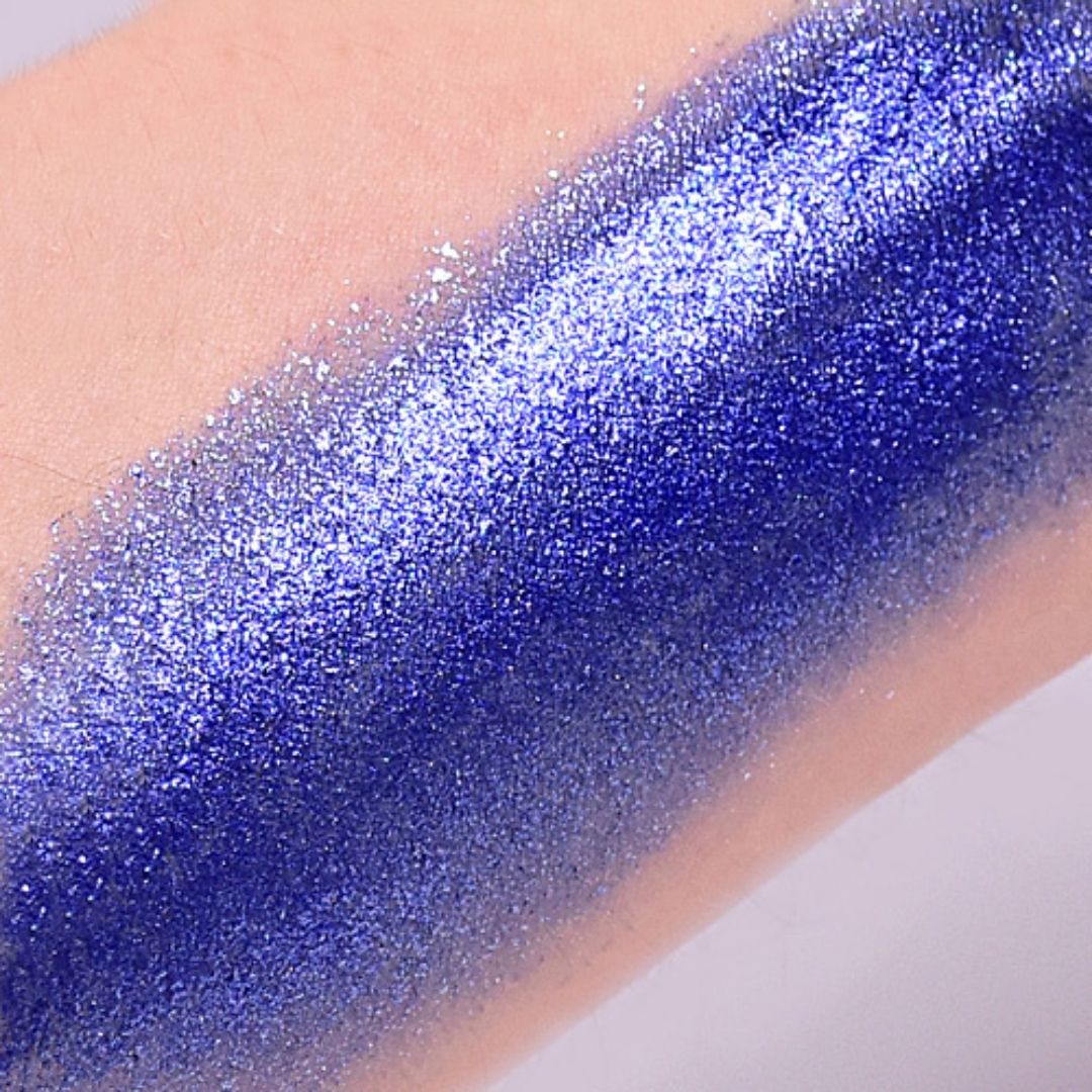 Swatch van Grimas Bedazzling Blue Cosmetic Glitter – schitterend blauw – SchminkenGrime.nl.