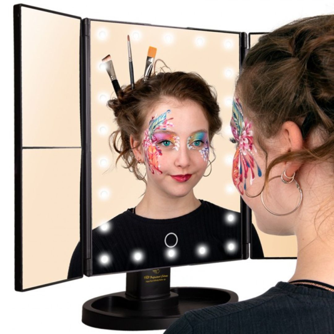 PXP 3-luik make-up spiegel met LED, stijlvol en functioneel, verkrijgbaar bij SchminkenGrime.nl PXP make-up spiegel in drie luiken met ingebouwde LED-verlichting, compact en stijlvol ontwerp voor schminken of visagie, verkrijgbaar bij SchminkenGrime.nl