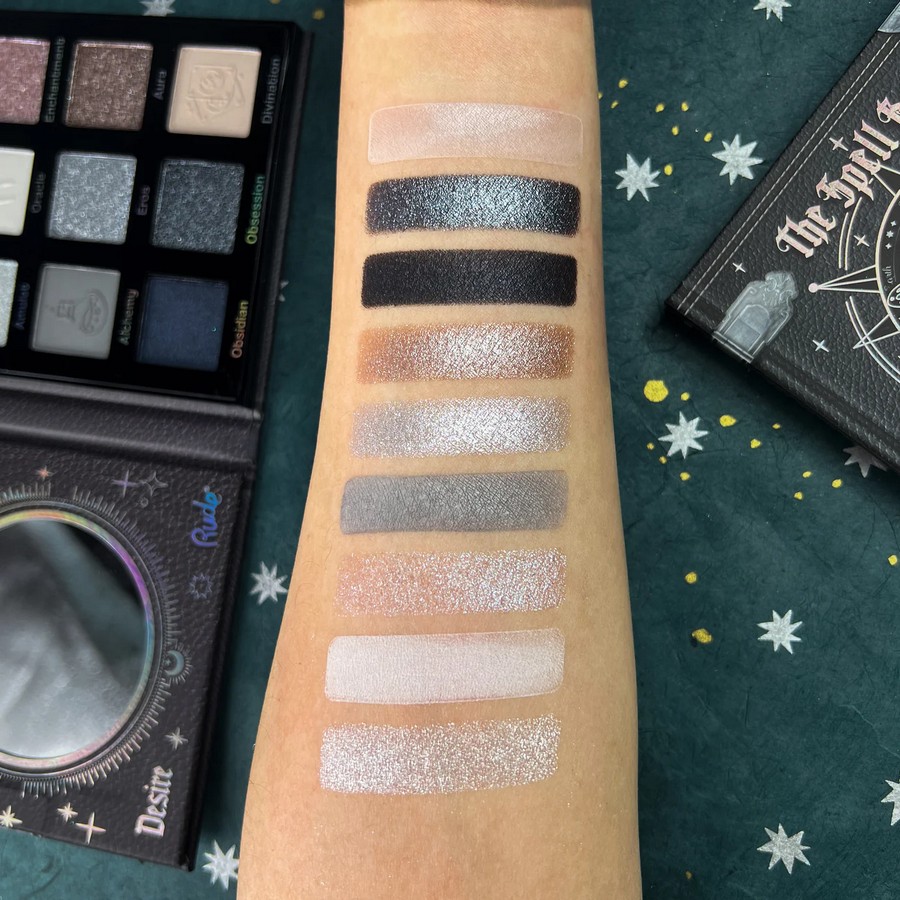 Rude Cosmetics Spell Book Palette Desire - binnenzijde met kleuren, verkrijgbaar bij SchminkenGrime.nl Binnenkant van het Desire palette met nude- en grijstinten, verkrijgbaar bij SchminkenGrime.nl
