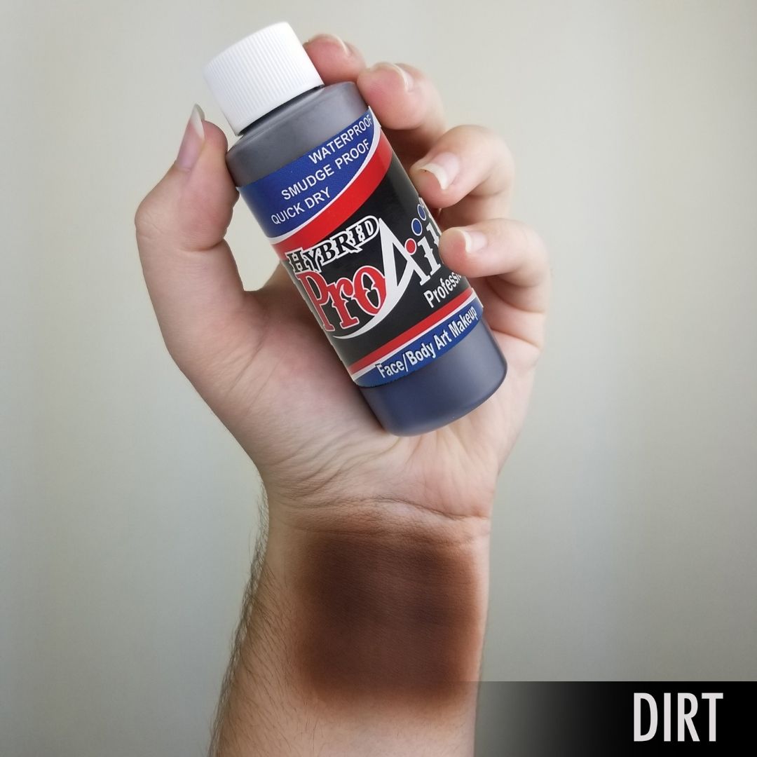 ProAiir Hybrid Dirt 60ml op de huid, modderig effect, verkrijgbaar bij SchminkenGrime.nl ProAiir Hybrid Dirt (60ml) aangebracht op de huid, toont een natuurlijke modderbruine tint met textuureffect, ideaal voor verwondingen, camouflage en SFX grime, verkrijgbaar bij SchminkenGrime.nl