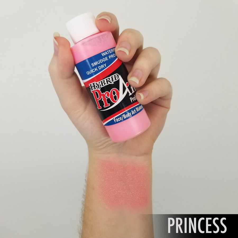 ProAiir Hybrid Princess Pink arm swatch toont sprookjesachtige roze kleur, watervaste airbrush schmink op alcoholbasis, verkrijgbaar bij SchminkenGrime.nl
