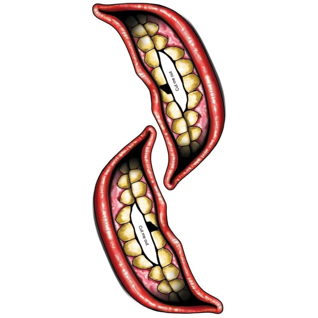 Close-up Tinsley Big Mouth Tattoo – Chipped | SchminkenGrime.nl Close-up van Tinsley Big Mouth Tattoo – Chipped tijdelijke grijns, realistisch effect – SchminkenGrime.nl