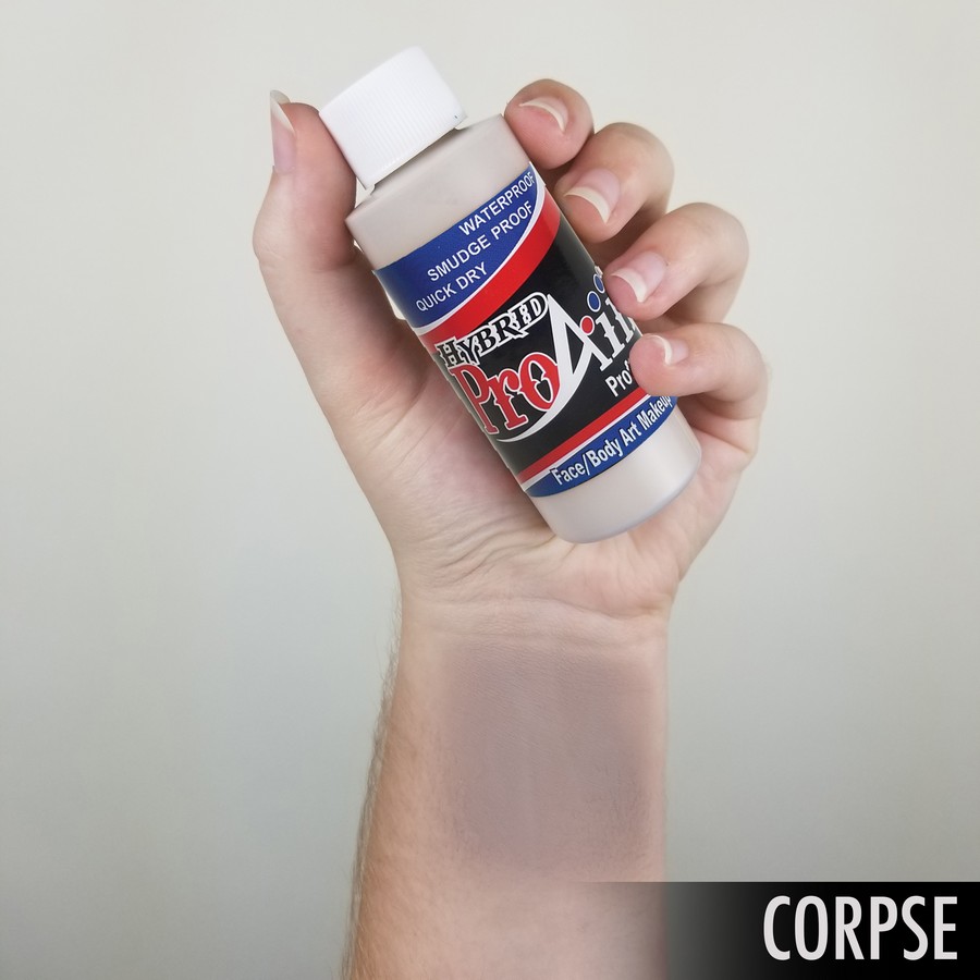 ProAiir Hybrid Corpse – arm swatch van de grauwe, bleke schmink voor SFX ProAiir Hybrid Corpse arm swatch met grauwe en bleke tint, perfect voor zombies of SFX-looks, watervast en alcoholbasis, verkrijgbaar bij SchminkenGrime.nl