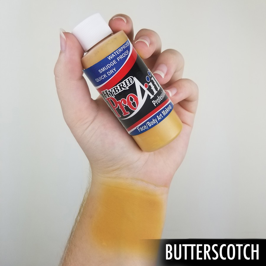 ProAiir Hybrid Butterscotch – arm swatch van de karamelkleurige watervaste schmink ProAiir Hybrid Butterscotch arm swatch toont karamelkleurige tint, warm en dekkend, perfect voor natuurlijke schmink of contour, verkrijgbaar bij SchminkenGrime.nl