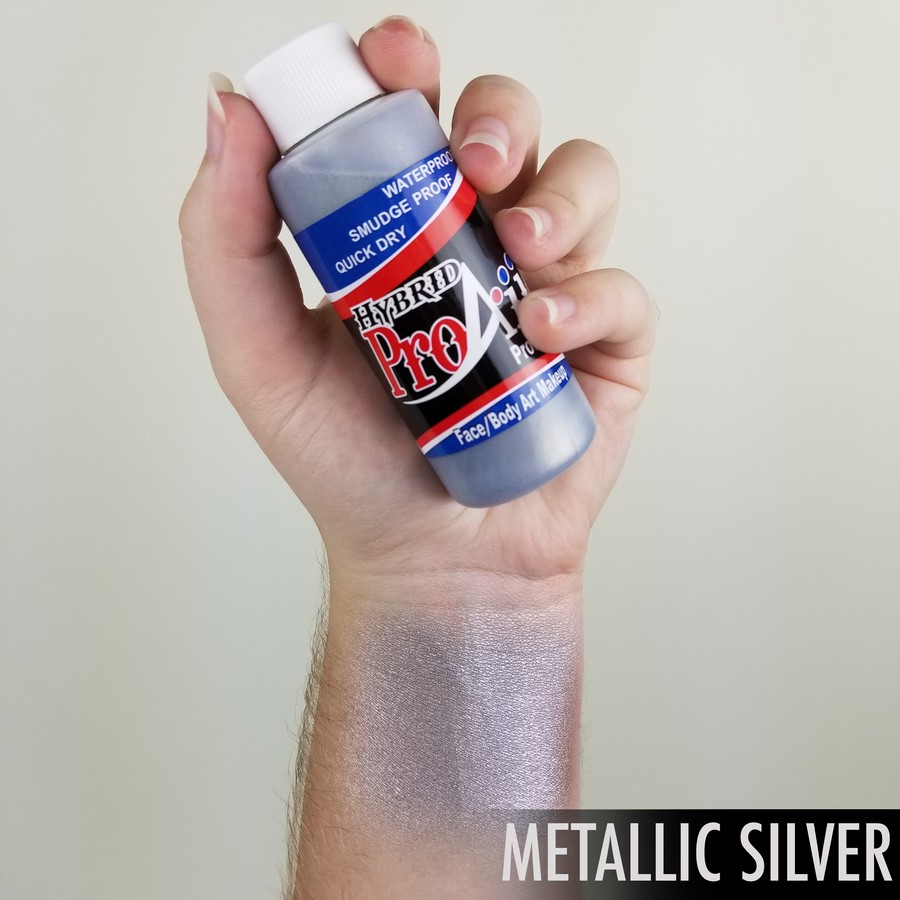 ProAiir Hybrid Metallic Silver – arm swatch van de zilveren metallic airbrush schmink ProAiir Hybrid Metallic Silver arm swatch toont glanzende zilverkleurige airbrush schmink, watervast en dekkend met metallic effect, verkrijgbaar bij SchminkenGrime.nl