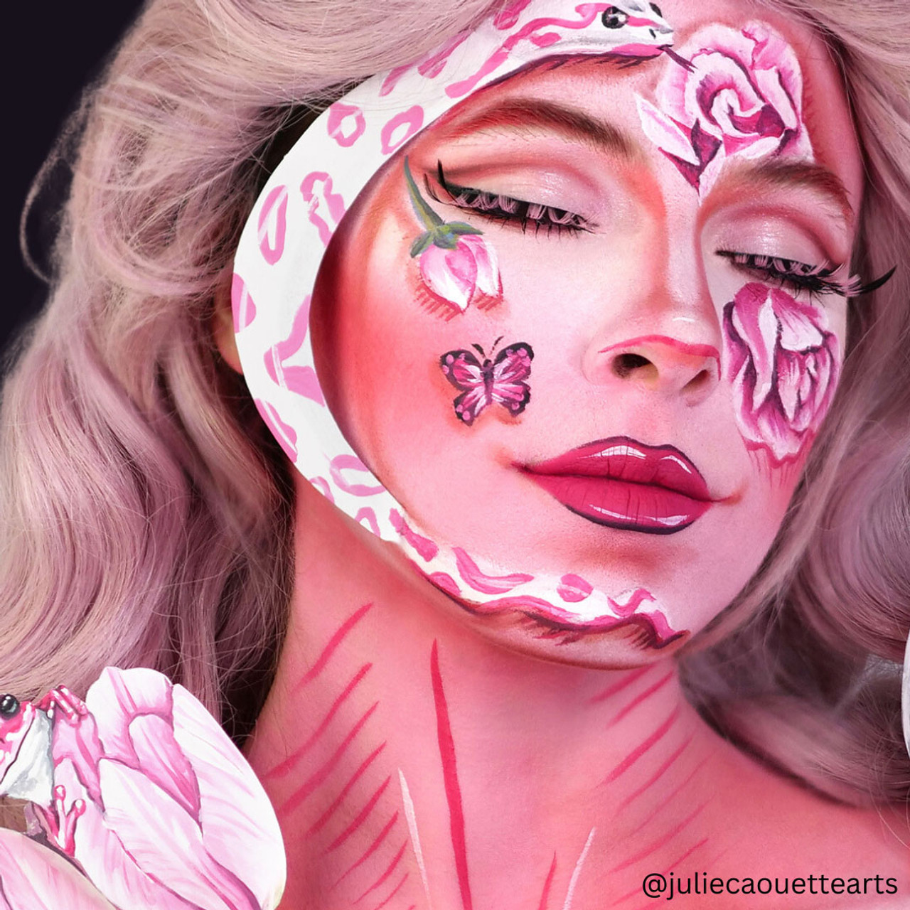 Mehron Liquid Makeup Pink (135ml) aangebracht op de huid, toont een heldere roze kleur met egale dekking, geschikt voor facepaint en creatieve make-up, verkrijgbaar bij SchminkenGrime.nl