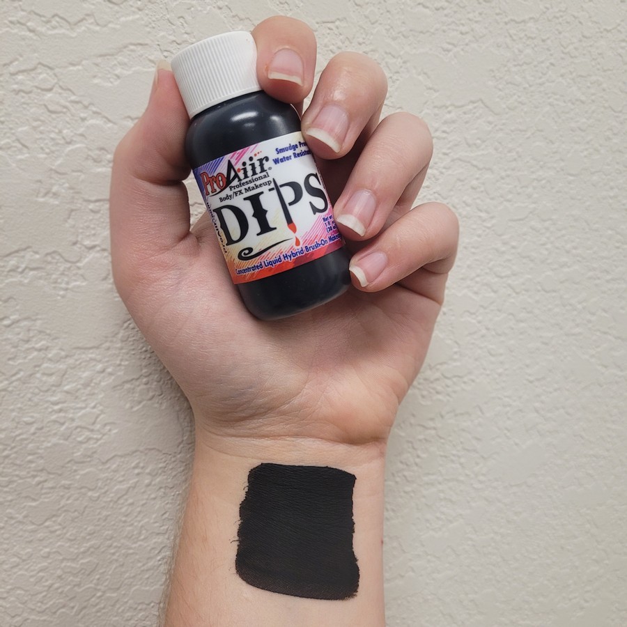 ProAiir Dips Black op de huid – verkrijgbaar bij SchminkenGrime.nl ProAiir Dips Black op de huid aangebracht, waterproof schmink, verkrijgbaar bij SchminkenGrime.nl