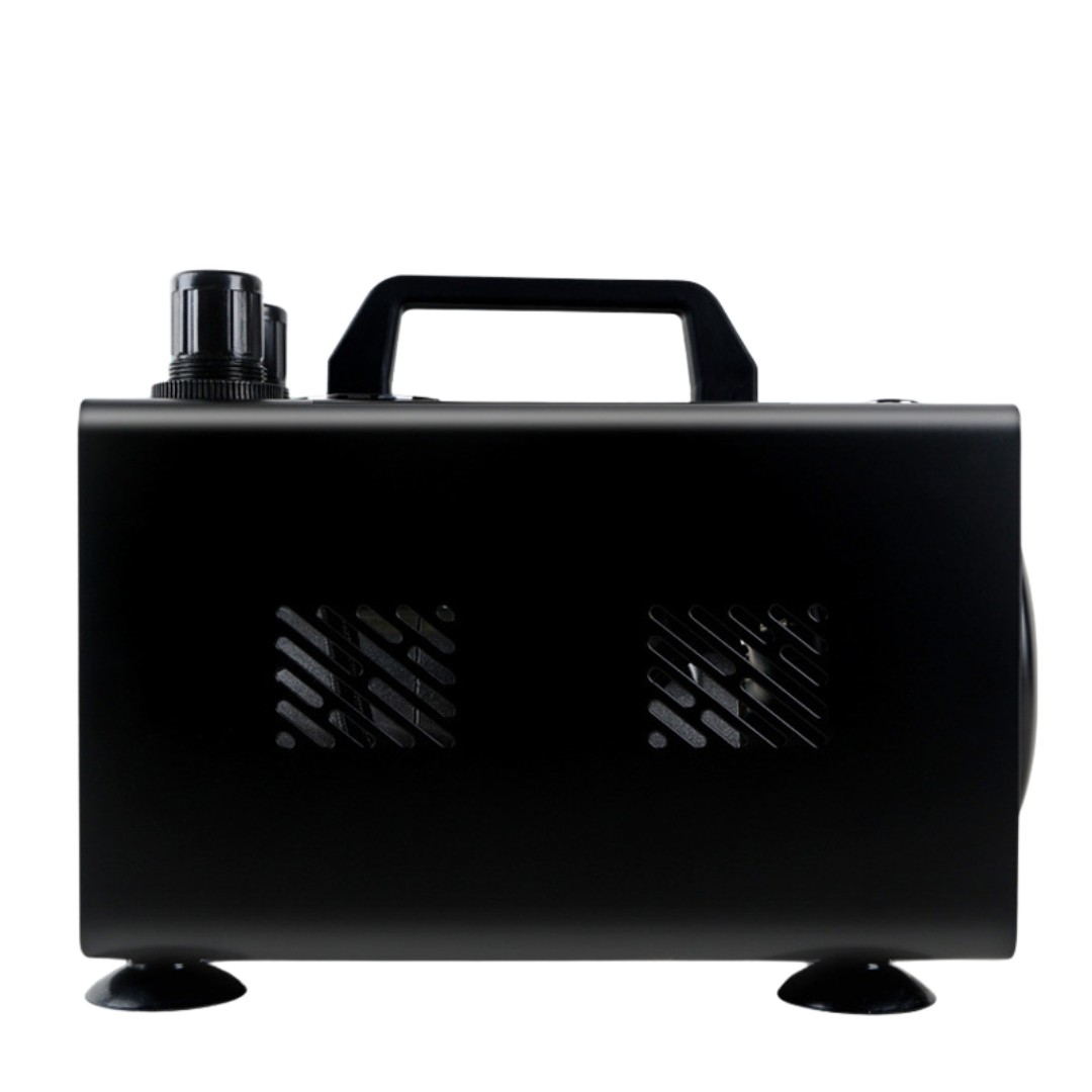 Zwarte Airbrush Compressor Kit – overzicht van set met alle onderdelen uitgestald, verkrijgbaar bij SchminkenGrime.nl