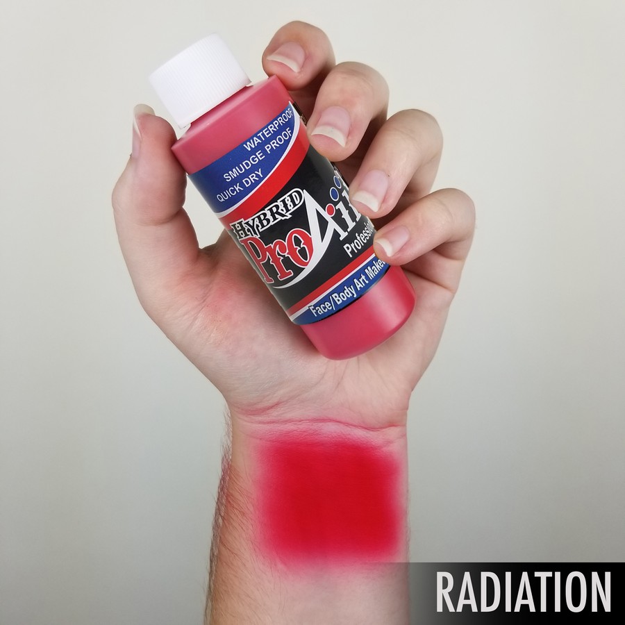 ProAiir Hybrid Radiation Red – arm swatch van de rode airbrush schmink ProAiir Hybrid Radiation Red arm swatch met helderrode watervaste schmink, geschikt voor bodypaint en lange draagduur, verkrijgbaar bij SchminkenGrime.nl