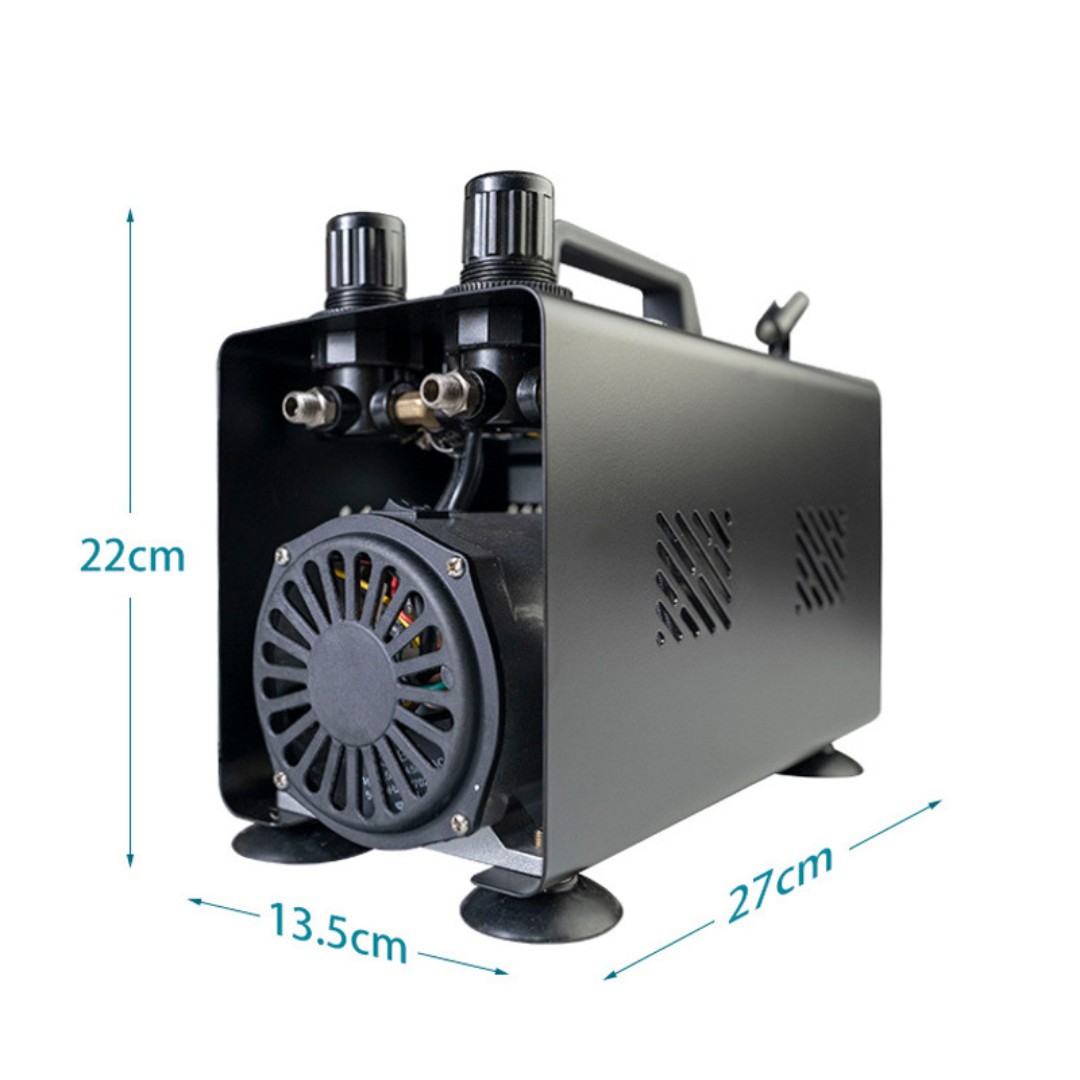 Zwarte Airbrush Compressor Kit – achteraanzicht van de compressor met luchttoevoer en netsnoer, verkrijgbaar bij SchminkenGrime.nl