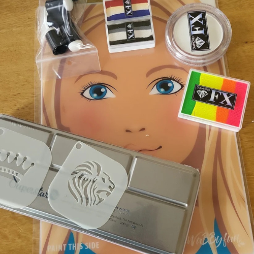 Oefengezicht met een Diamond FX splitcake, stencils en schmink van SchminkenGrime.nl