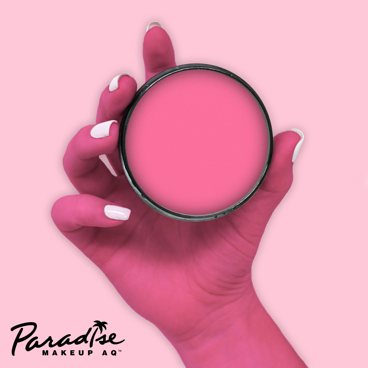 Mehron Paradise Light Pink 40gr – schmink op hand, verkrijgbaar bij SchminkenGrime.nl Mehron Paradise Light Pink 40 gram op hand aangebracht, toont de zachte dekking en frisse tint van deze lichtroze waterschmink, verkrijgbaar bij SchminkenGrime.nl