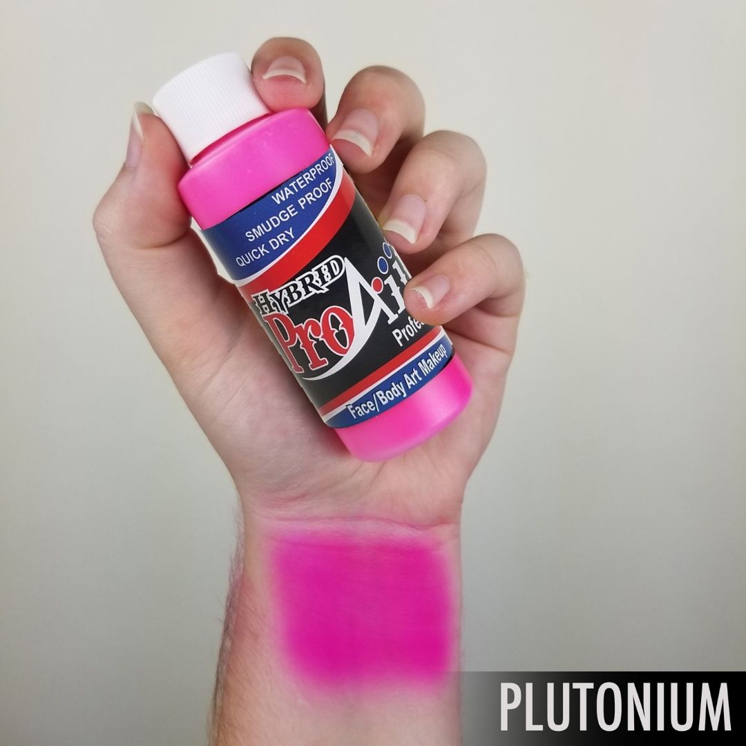 ProAiir Hybrid Plutonium Pink op de huid – SchminkenGrime.nl ProAiir Hybrid Plutonium Pink – neon roze tint op de huid, ideaal voor extreme looks, SchminkenGrime.nl