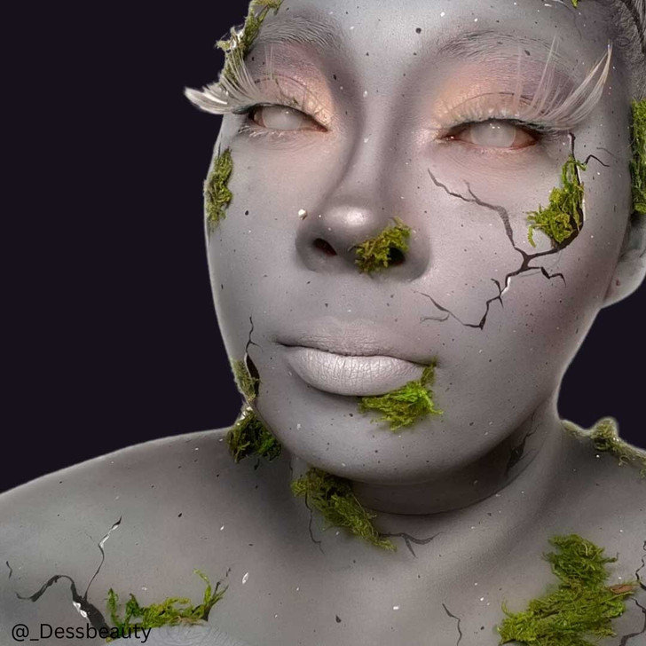Mehron Liquid Makeup Monster Grey 135ml op de huid, grijstint voor SFX, verkrijgbaar bij SchminkenGrime.nl Mehron Liquid Makeup Monster Grey (135ml) op de huid aangebracht, laat dekkende grijze kleur zien voor zombies, monsters en special effects, verkrijgbaar bij SchminkenGrime.nl