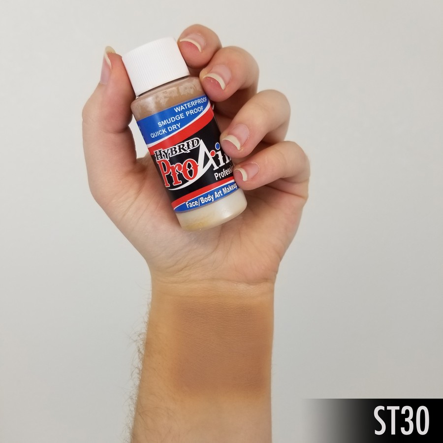 ProAiir Hybrid Skin Tone 30 – arm swatch van de warme huidkleurige schmink ProAiir Hybrid Skin Tone 30 arm swatch toont warme huidskleur, ideaal voor natuurlijke looks, watervast en alcoholbasis, verkrijgbaar bij SchminkenGrime.nl