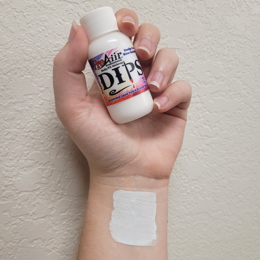 ProAiir Dips White swatch op de huid – verkrijgbaar bij SchminkenGrime.nl Swatch van ProAiir Dips White op een arm, witte dekkende lijn op de huid – verkrijgbaar bij SchminkenGrime.nl
