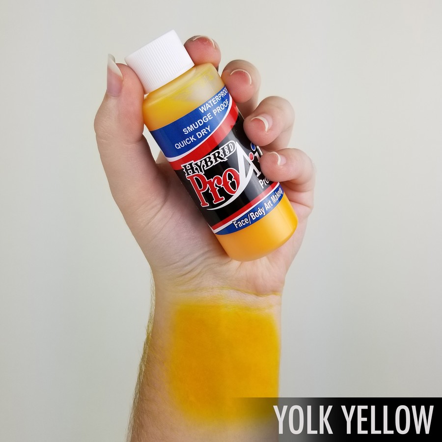 ProAiir Hybrid Yolk Yellow – arm swatch van de warme gele airbrush schmink ProAiir Hybrid Yolk Yellow arm swatch toont warme gele tint met volle pigmentatie, airbrush schmink voor creatieve of thematische make-up, verkrijgbaar bij SchminkenGrime.nl
