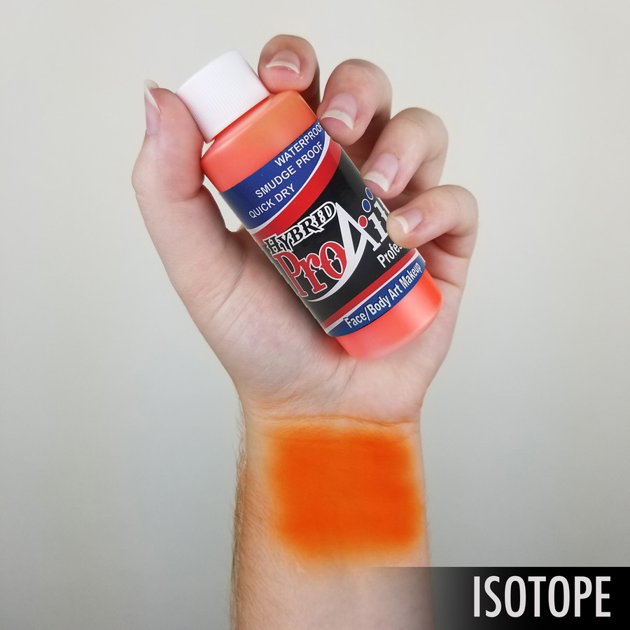 ProAiir Hybrid Isotope als arm swatch, toont helder oranje pigment en dekking van deze watervaste schmink, verkrijgbaar bij SchminkenGrime.nl