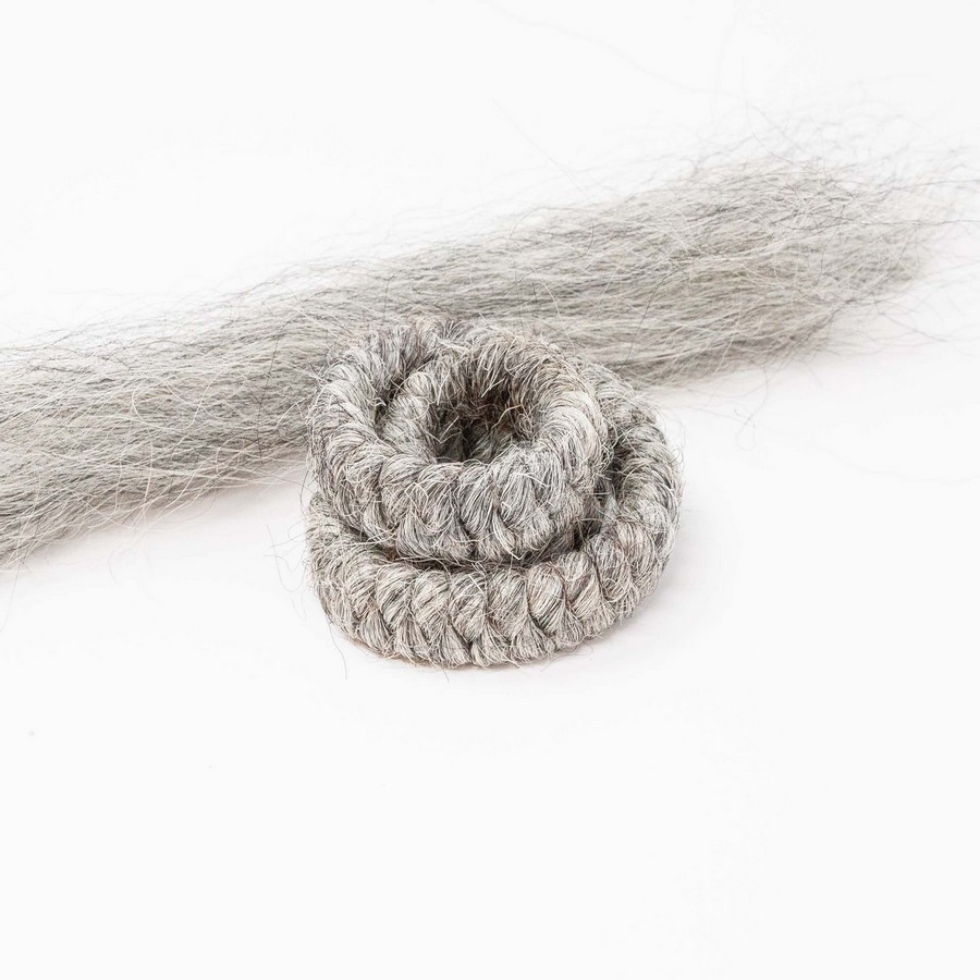 Mehron Wolcrepe Light Grey 30cm – lichtgrijs crepe haar voor verouderingslooks, verkrijgbaar bij SchminkenGrime.nl