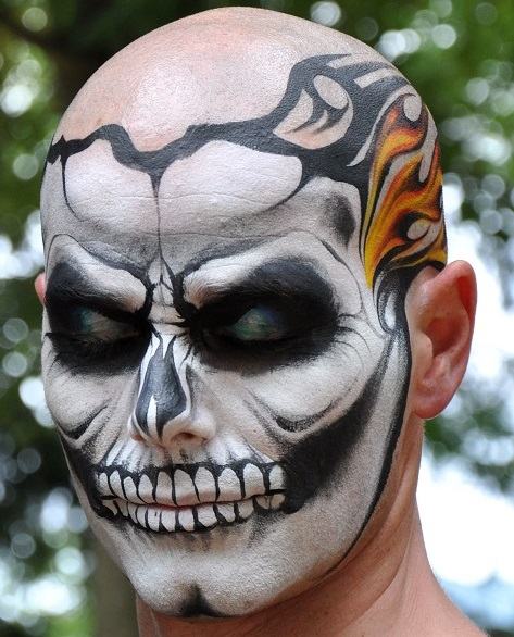 Mehron Paradise White 40gr – creatieve make-up look, verkrijgbaar bij SchminkenGrime.nl Tweede schminkcreatie met Mehron Paradise Makeup White 40 gram, gebruikt in een gedetailleerde facepaint look, verkrijgbaar bij SchminkenGrime.nl