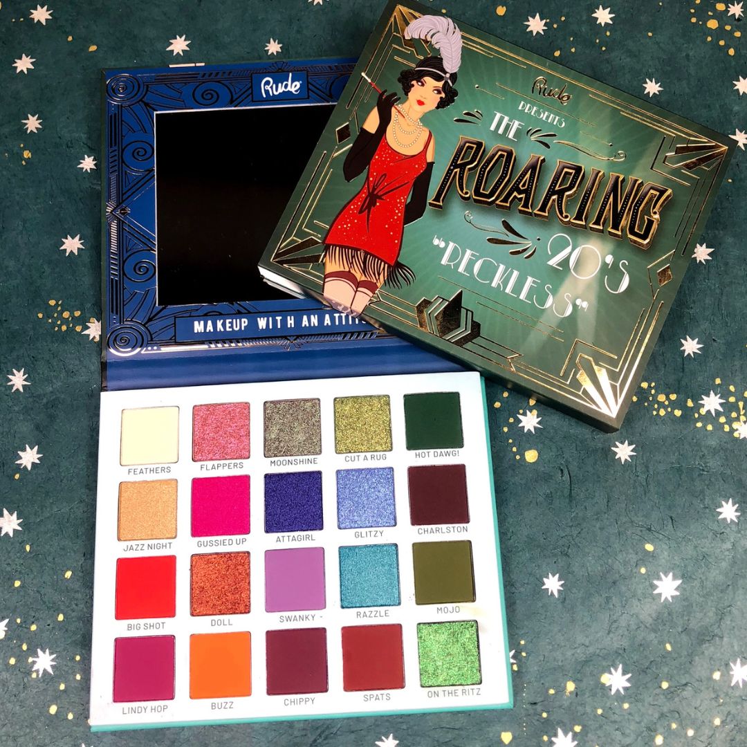 Rude Cosmetics Roaring 20’s Palette Reckless, 20 intense oogschaduws, verkrijgbaar bij SchminkenGrime.nl Rude Cosmetics The Roaring 20’s Reckless oogschaduwpalet met 20 gewaagde kleuren in matte, shimmer en glitter finishes, perfect voor creatieve make-up looks, verkrijgbaar bij SchminkenGrime.nl