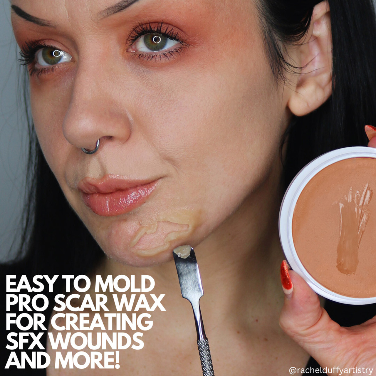 Gebruik Mehron SynWax voor realistische SFX effecten – SchminkenGrime.nl Mehron SynWax aanbrengen met een spatel – ideaal voor SFX littekens – te koop bij SchminkenGrime.nl