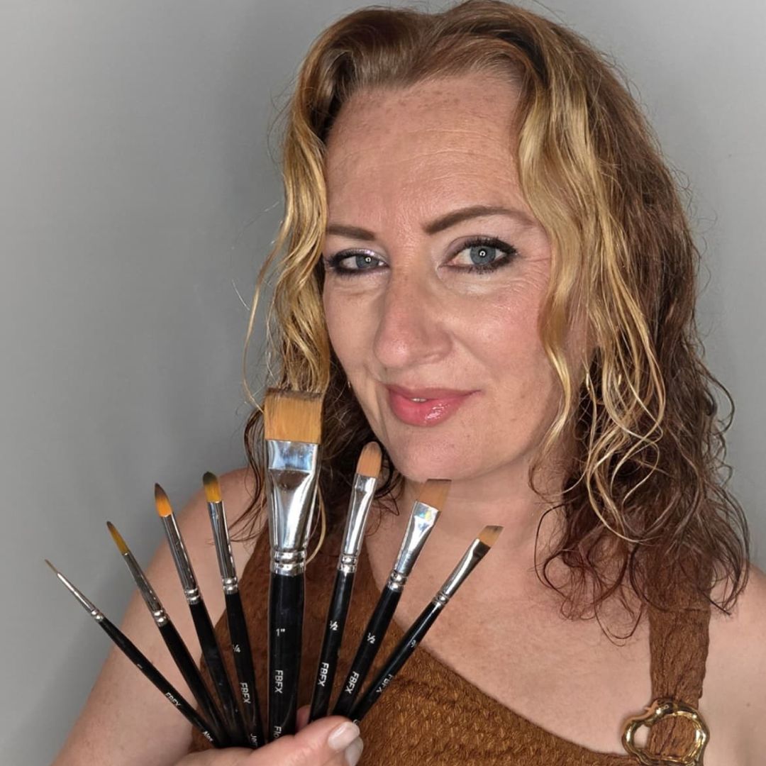 Nathalie van Os met haar FBFX penselenset, samengesteld uit haar favoriete schminkpenselen