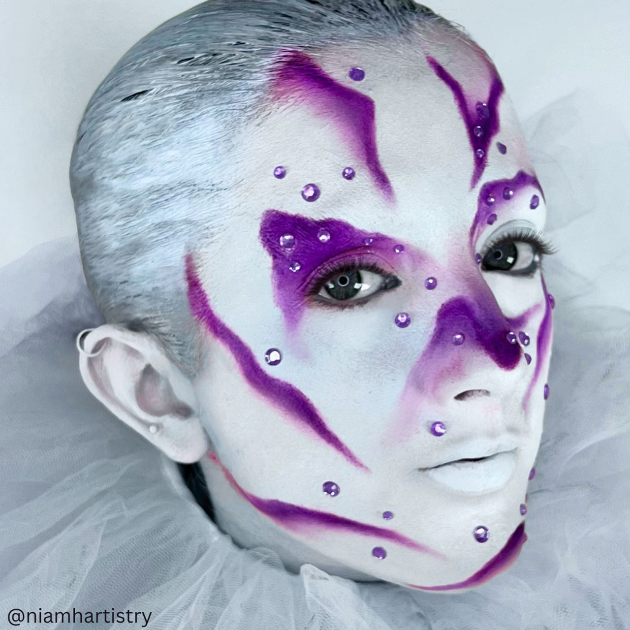 Mehron Liquid Makeup White (135ml) op de huid aangebracht, laat de witte, dekkende schminkfinish zien, geschikt voor basis, mime en SFX, verkrijgbaar bij SchminkenGrime.nl