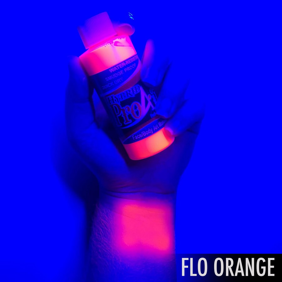 ProAiir Hybrid Flo Orange Glow – arm swatch van de fluorescerende oranje schmink, verkrijgbaar bij SchminkenGrime.nl ProAiir Hybrid Flo Orange Glow arm swatch toont fluorescerende oranje airbrush schmink onder blacklight, intens en dekkend, verkrijgbaar bij SchminkenGrime.nl