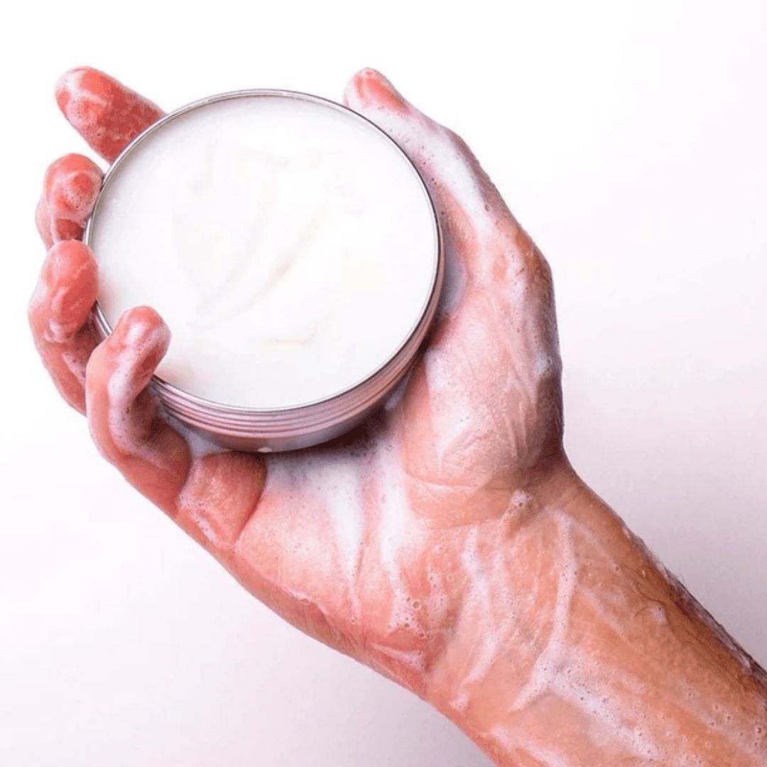 Cinema Secrets Vegan Cocos Brush & Blender Soap in gebruik, zichtbaar in de hand tijdens het reinigen van een penseel, milde en natuurlijke reiniging, verkrijgbaar bij SchminkenGrime.nl