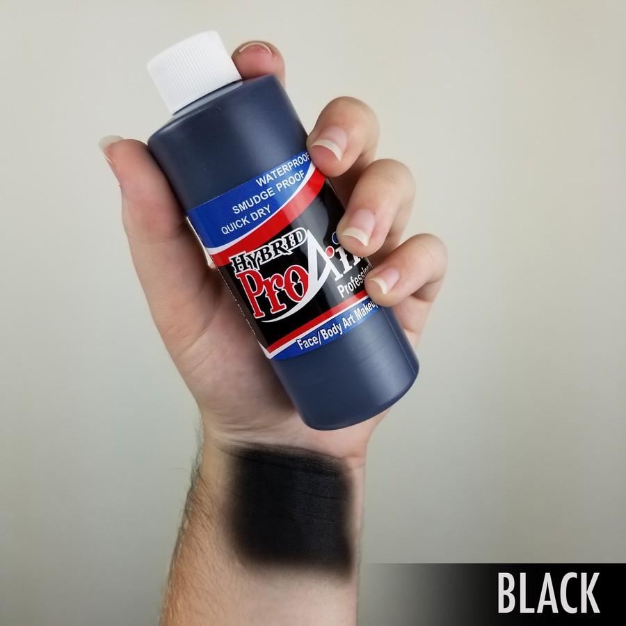 ProAiir Hybrid Black – arm swatch van de diepzwarte watervaste schmink, verkrijgbaar bij SchminkenGrime.nl ProAiir Hybrid Black als arm swatch met diepzwarte kleur, watervaste airbrush schmink op alcoholbasis, geschikt voor contouren of details, verkrijgbaar bij SchminkenGrime.nl