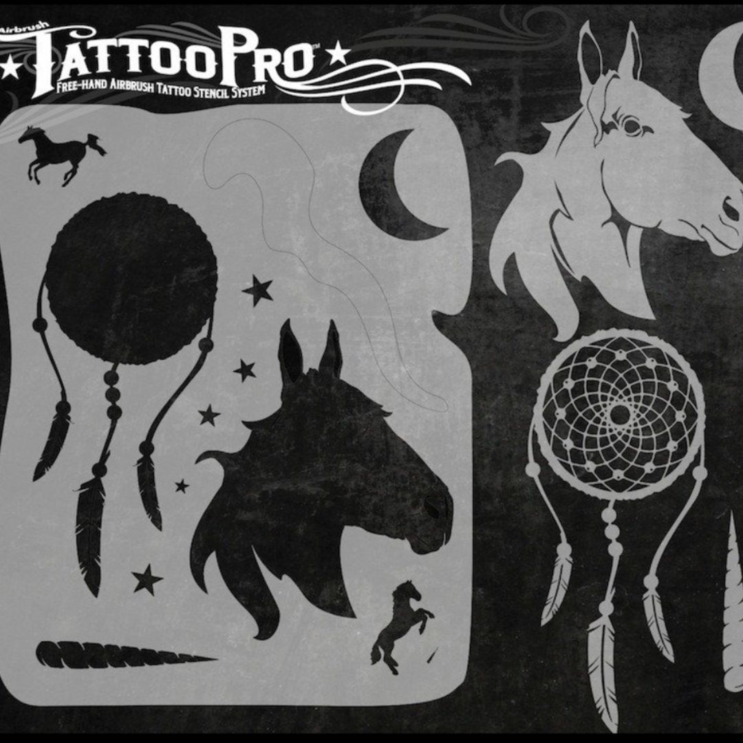TattooPro stencil Dream Horse van Wiser’s, airbrush stencil met sierlijk paard, verkrijgbaar bij SchminkenGrime.nl TattooPro stencil van Wiser’s met een elegant paard in galop of draf, ideaal voor liefhebbers van paarden en fantasy tattoos, verkrijgbaar bij SchminkenGrime.nl