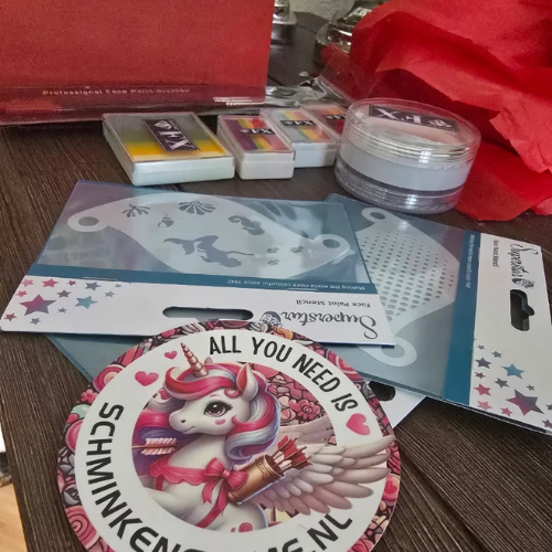 Bestelling met een schminkpalet, splitcakes, stencils en poeder van SchminkenGrime.nl