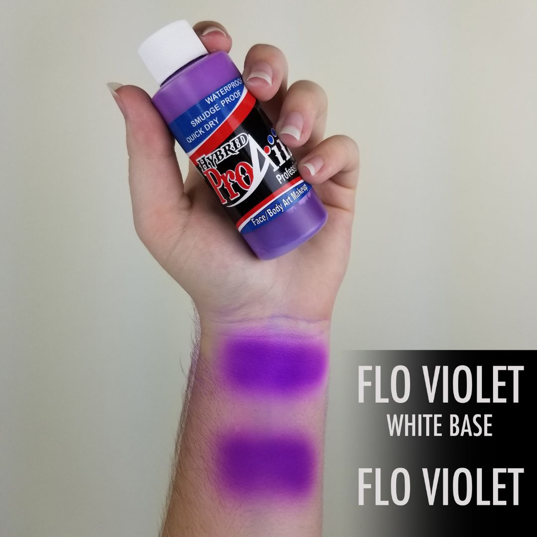ProAiir Hybrid Flo Violet op de huid – SchminkenGrime.nl ProAiir Hybrid Flo Violet op de huid, levendige paarse neon airbrush make-up in gebruik, SchminkenGrime.nl