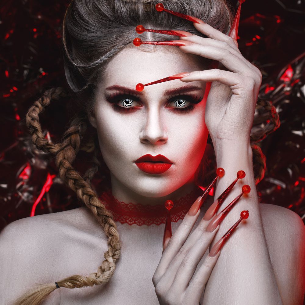 Top Spin Halloween lenzen gecombineerd met make-up look, verkrijgbaar bij SchminkenGrime.nl