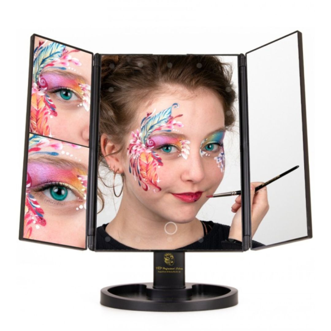 PXP LED make-up spiegel open, perfect zicht voor make-up en grime, verkrijgbaar bij SchminkenGrime.nl Opengeklapte PXP spiegel met LED-verlichting aan, drie panelen voor goed zicht tijdens het schminken of make-up aanbrengen, verkrijgbaar bij SchminkenGrime.nl