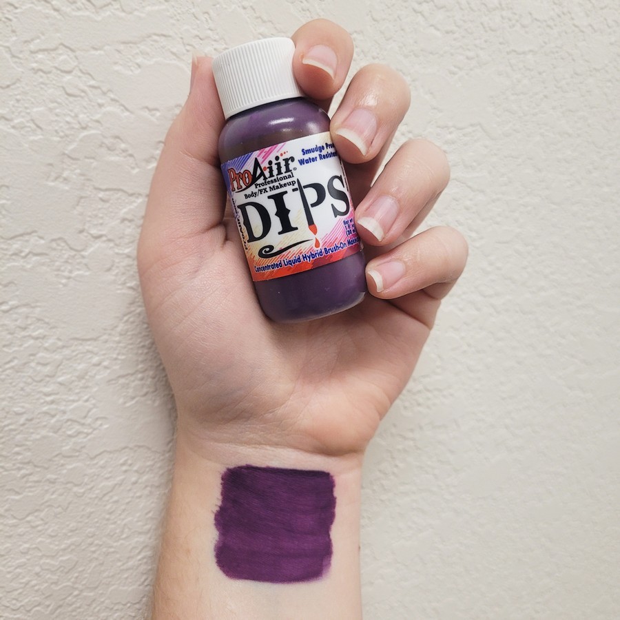 Swatch ProAiir Dips Plumberry 30ml – intens paars, waterproof | SchminkenGrime.nl Swatch van ProAiir Dips Plumberry op de huid, verkrijgbaar bij SchminkenGrime.nl